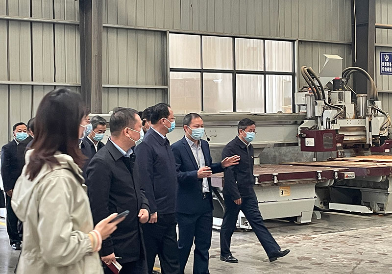 毛偉明省長(zhǎng)與桃花江竹材公司董事長(zhǎng)薛志成親切交談