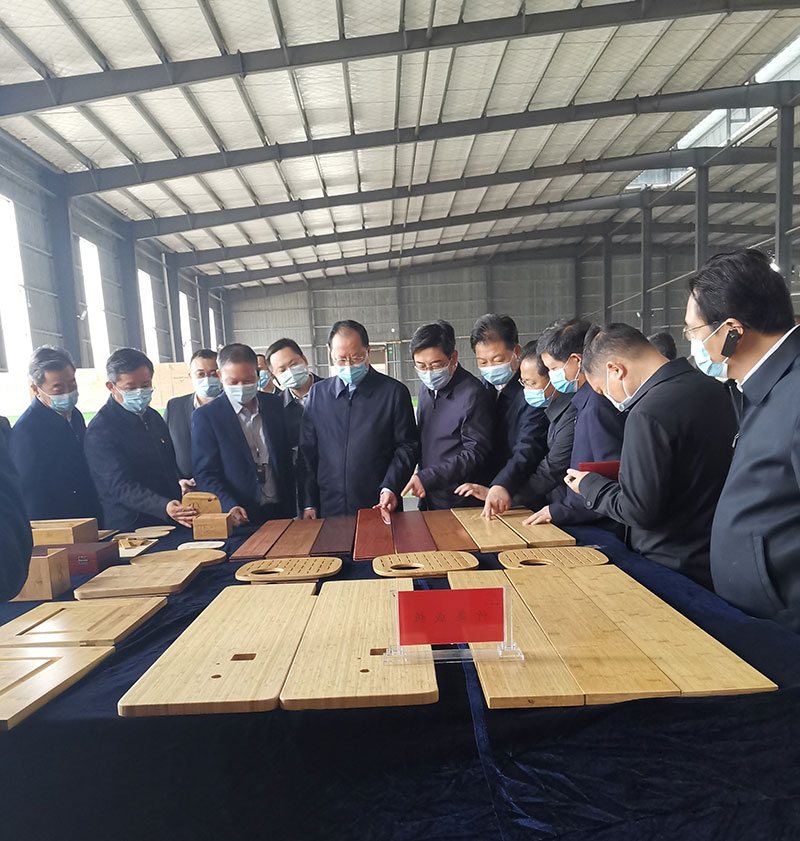 毛偉明省長(zhǎng)一行在認(rèn)真查看現(xiàn)代竹產(chǎn)品 毛偉明省長(zhǎng)一行在認(rèn)真查看現(xiàn)代竹產(chǎn)品