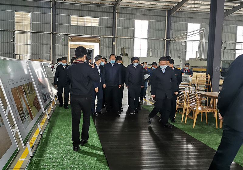 毛偉明省長(zhǎng)一行走在桃花江高炭竹地板鋪設(shè)的通道上 毛偉明省長(zhǎng)一行走在桃花江高炭竹地板鋪設(shè)的通道上